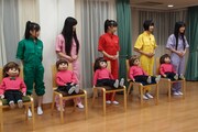 腹話術独特の発声法を学ぶ5人。