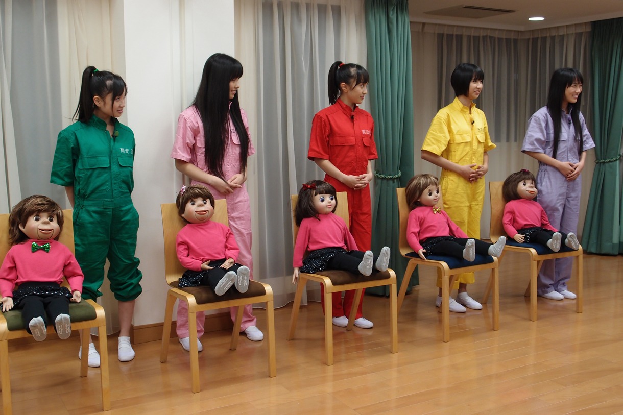 腹話術独特の発声法を学ぶ5人。
