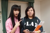 マネージャーを操る佐々木彩夏。ぬいぐるみとお話ができることで知られるあーりんだけに、腹話術の実力にも期待が高まる。