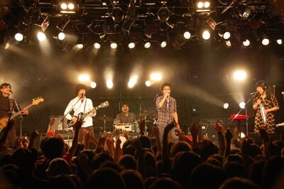 「くるりワンマンライブツアー2011～湯気湯気帝国～」広島公演の模様。