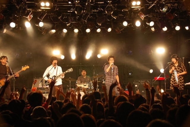 「くるりワンマンライブツアー2011～湯気湯気帝国～」広島公演の模様。