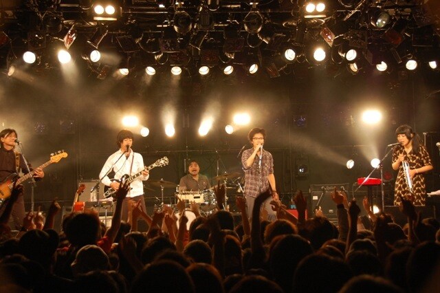 「くるりワンマンライブツアー2011～湯気湯気帝国～」広島公演の模様。