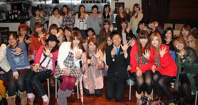 写真は「恋うた恋占いパーティー」での記念写真。