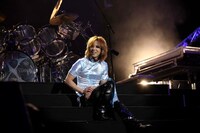 香港公演のアンコールでYOSHIKIは艶やかなチャイナドレスを着て登場。
