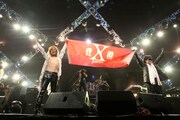 ファンの熱狂的な歓迎に破顔するYOSHIKIとToshl。写真は香港公演の一幕。