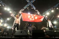 ファンの熱狂的な歓迎に破顔するYOSHIKIとToshl。写真は香港公演の一幕。
