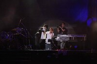 台北公演ではナースコスプレをしたYOSHIKIが、Toshlがじゃれ合う場面も。