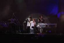 台北公演ではナースコスプレをしたYOSHIKIが、Toshlがじゃれ合う場面も。