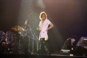 台北公演ではナースコスプレで会場を盛り上げたYOSHIKI。