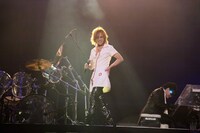 台北公演ではナースコスプレで会場を盛り上げたYOSHIKI。