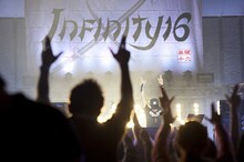 写真は10月29日に日比谷野外大音楽堂で開催されたINFINITY16のライブ「INFINITY16 Revolution～日比谷ノ乱2011～」の模様。