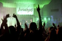 写真は10月29日に日比谷野外大音楽堂で開催されたINFINITY16のライブ「INFINITY16 Revolution～日比谷ノ乱2011～」の模様。