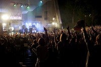 写真は10月29日に日比谷野外大音楽堂で開催されたINFINITY16のライブ「INFINITY16 Revolution～日比谷ノ乱2011～」の模様。