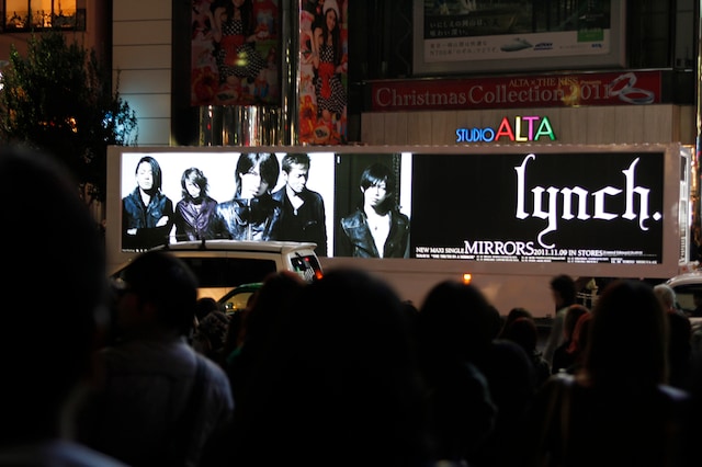 イベント開始が近づくと、アルタ前にはシングル「MIRRORS」の発売を告知するラッピングトラックが横付け。