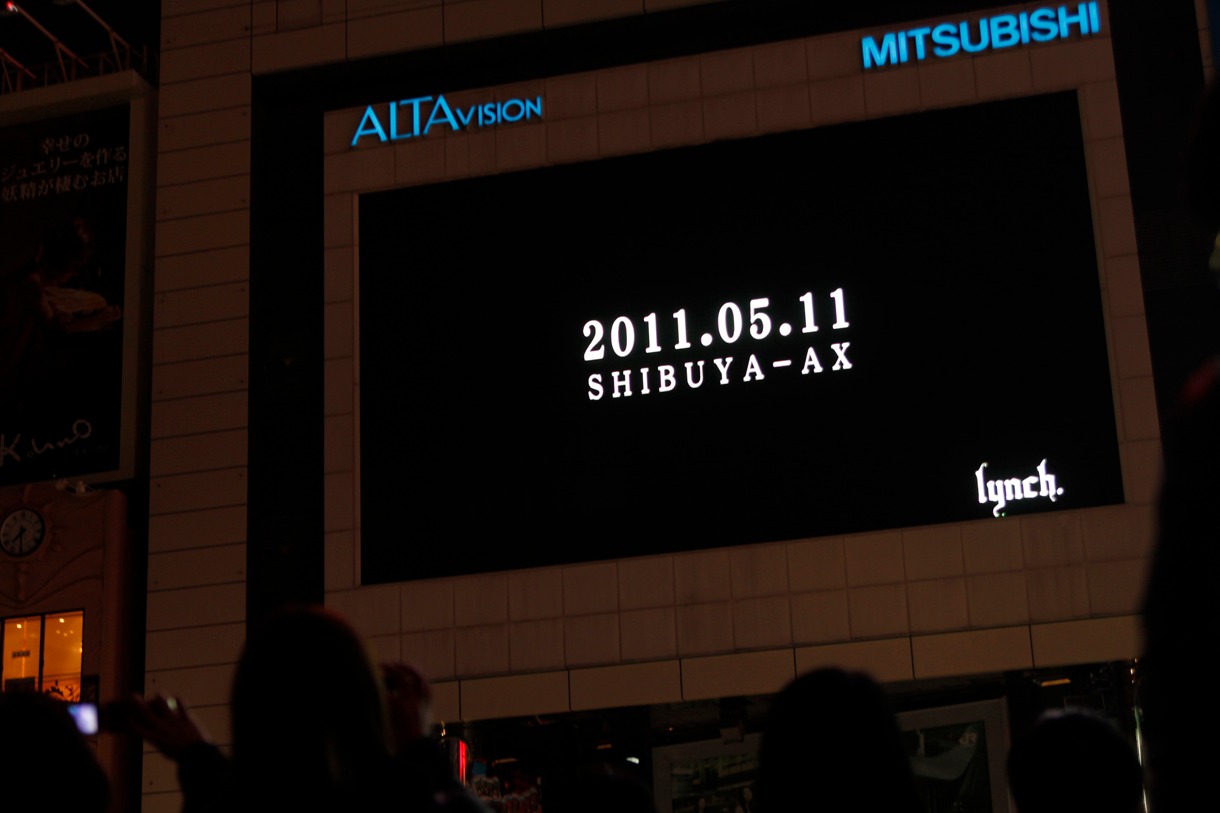 写真は新宿アルタビジョンで放映されたlynch.の特別番組の模様。