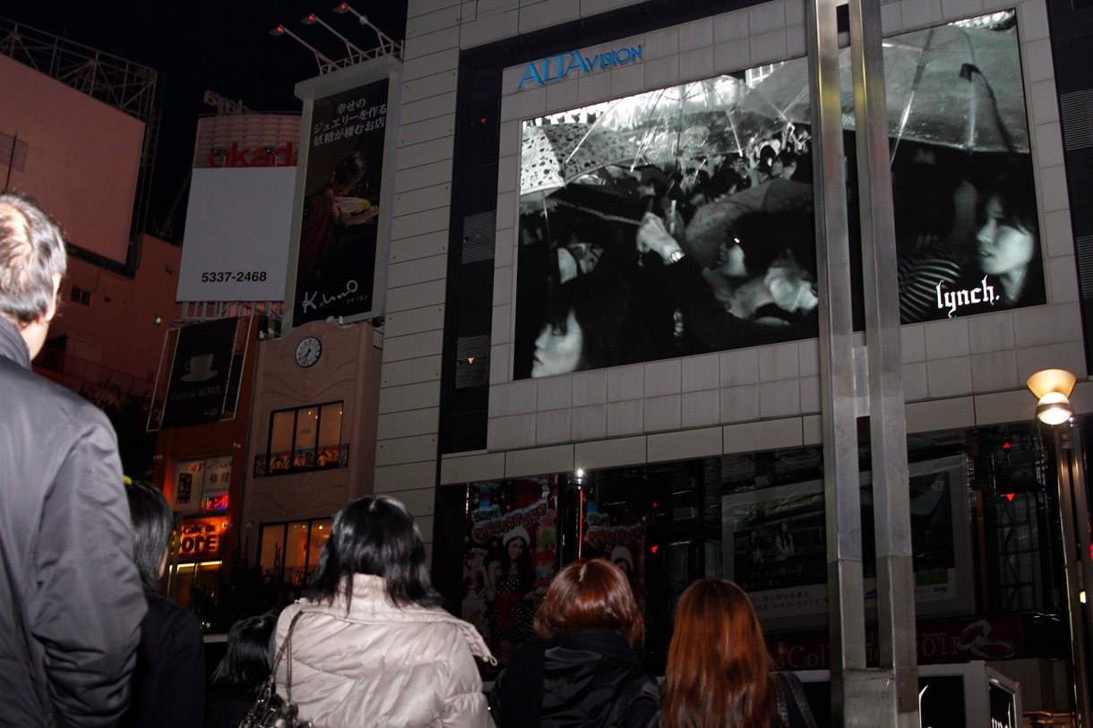 写真は新宿アルタビジョンで放映されたlynch.の特別番組の模様。