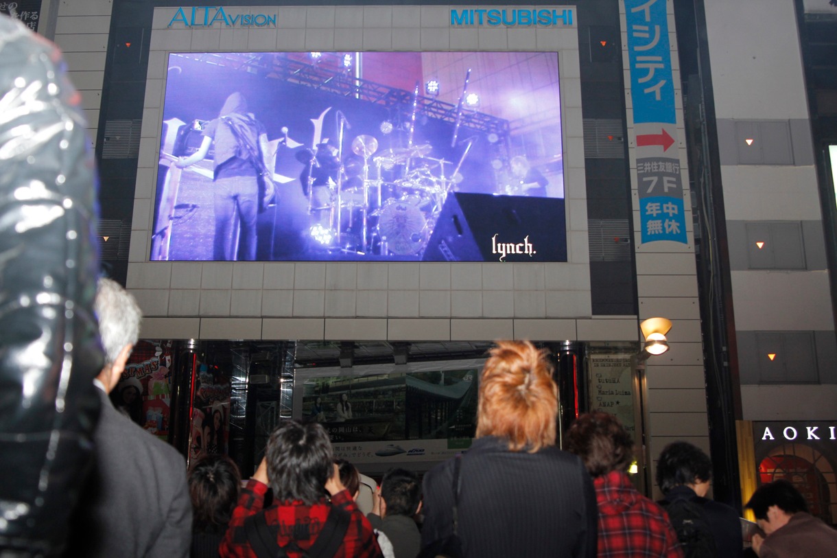 写真は新宿アルタビジョンで放映されたlynch.の特別番組の模様。