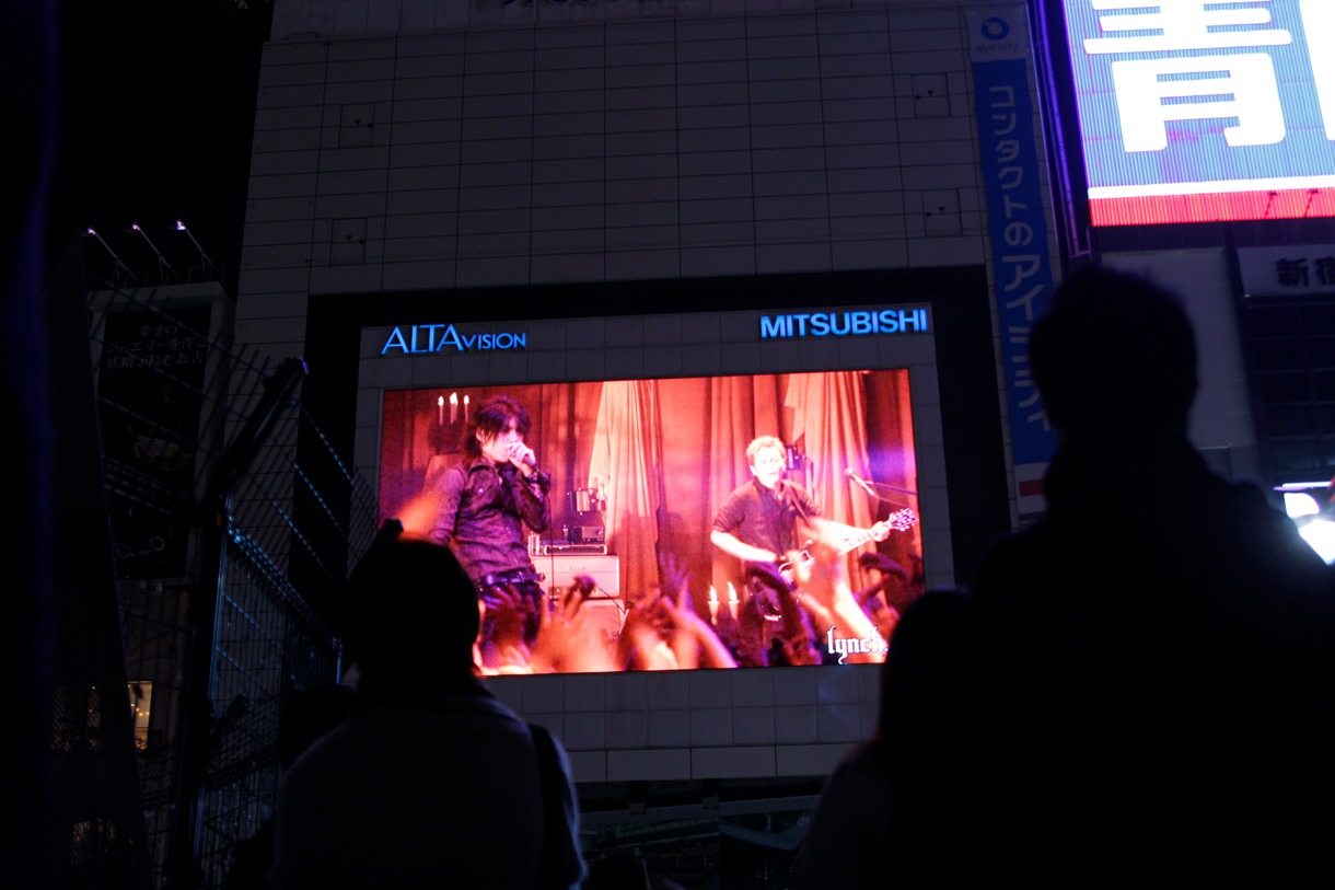 写真は新宿アルタビジョンで放映されたlynch.の特別番組の模様。