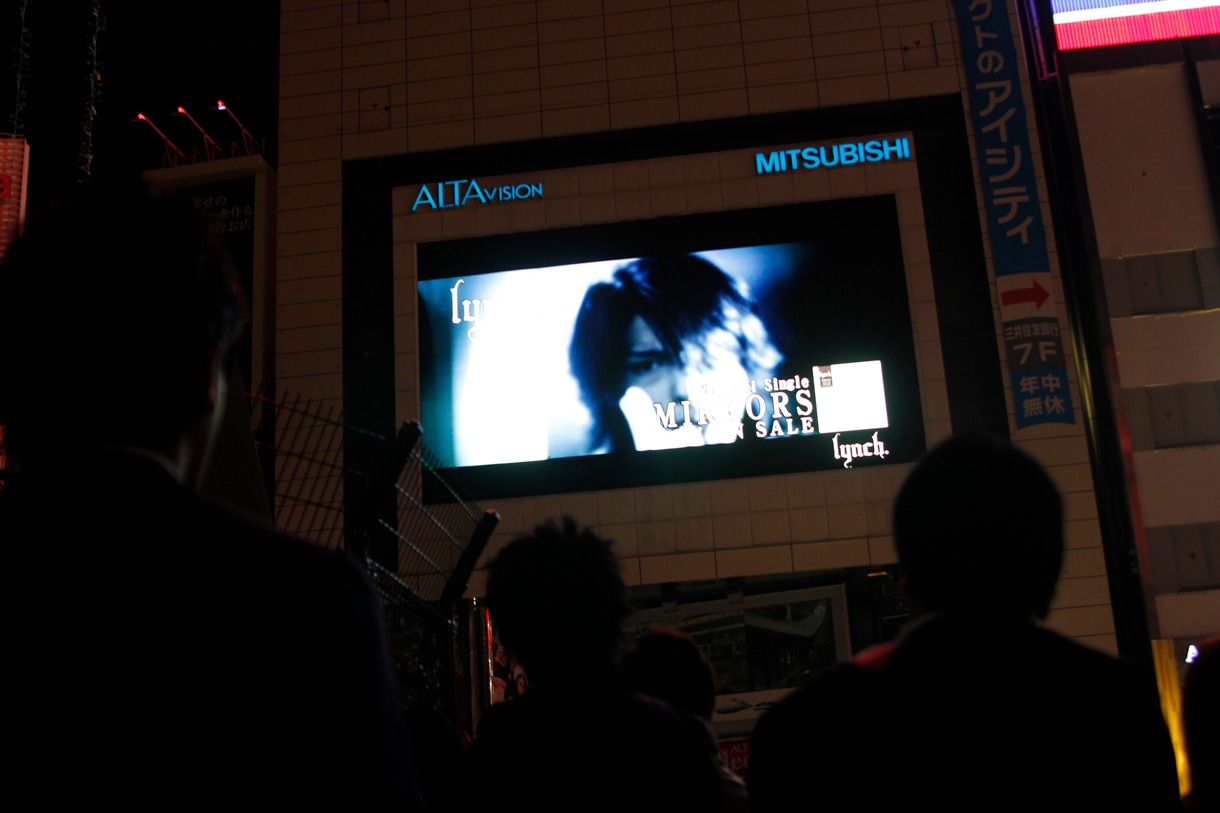 写真は新宿アルタビジョンで放映されたlynch.「MIRRORS」のスポットCM。