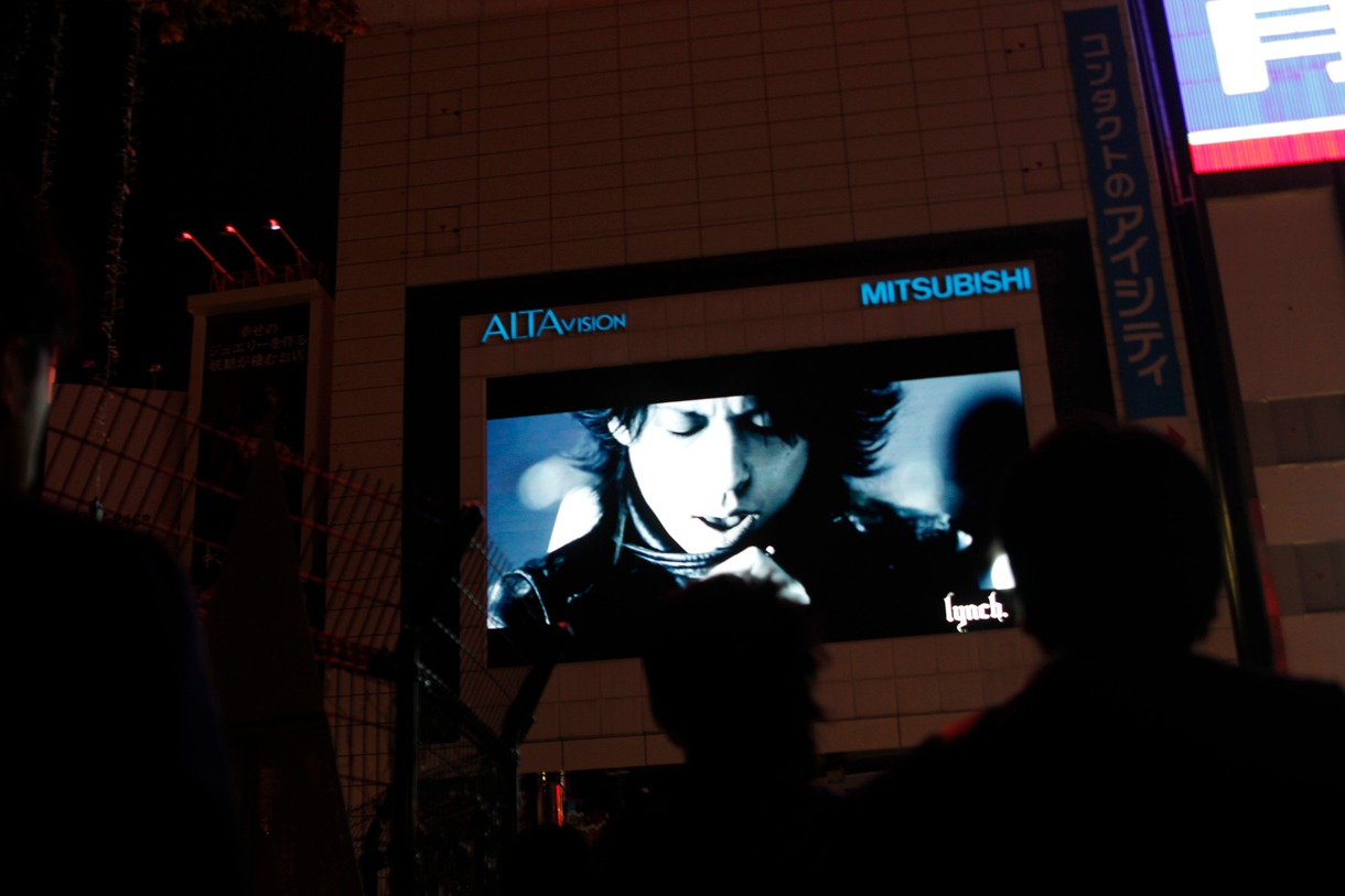 写真は新宿アルタビジョンで放映されたlynch.「MIRRORS」のスポットCM。