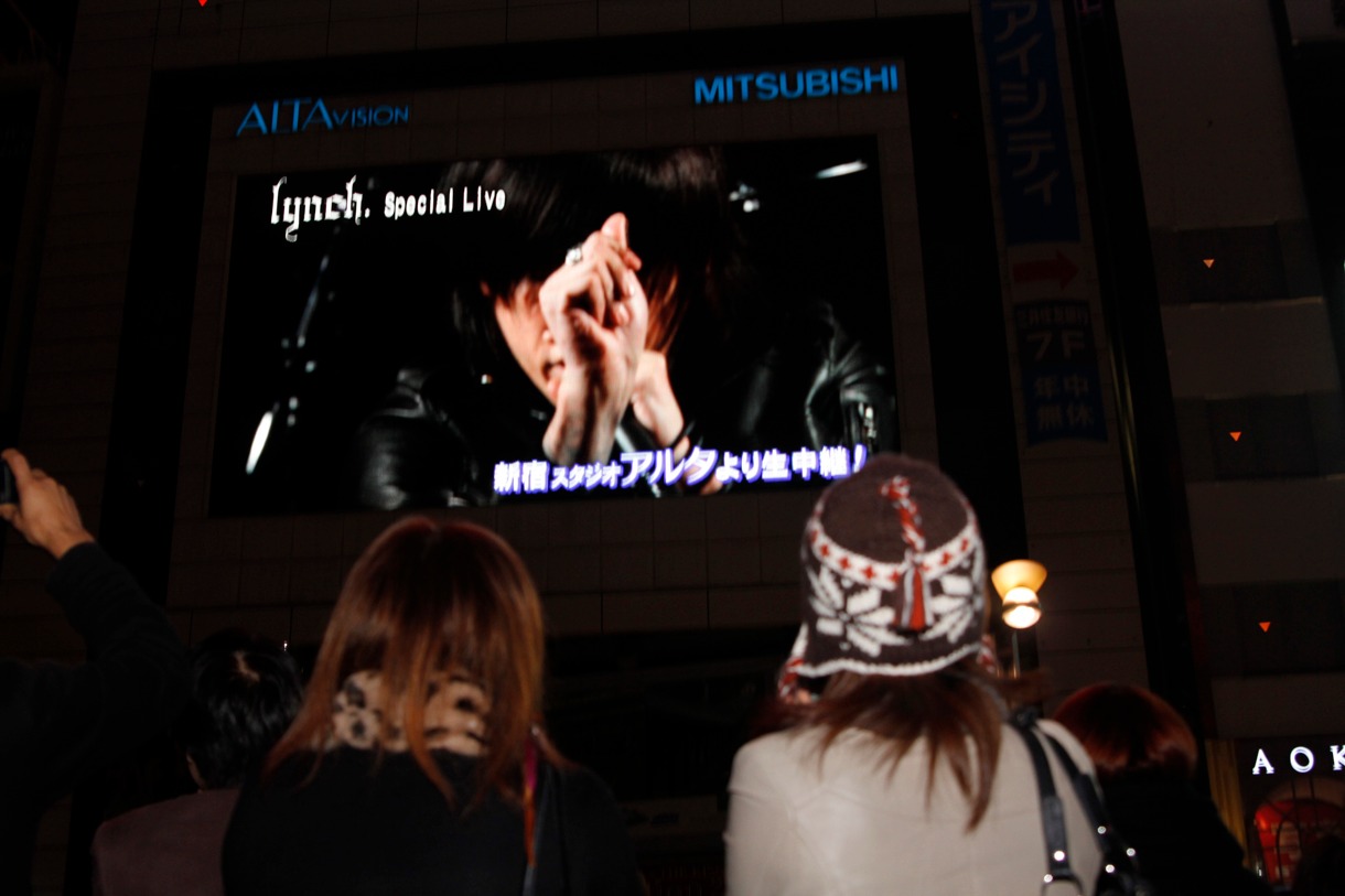 写真は新宿アルタビジョンで生中継されたlynch.シークレットライブの模様。