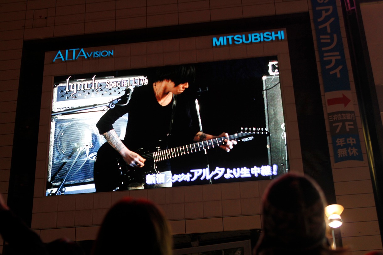 写真は新宿アルタビジョンで生中継されたlynch.シークレットライブの模様。