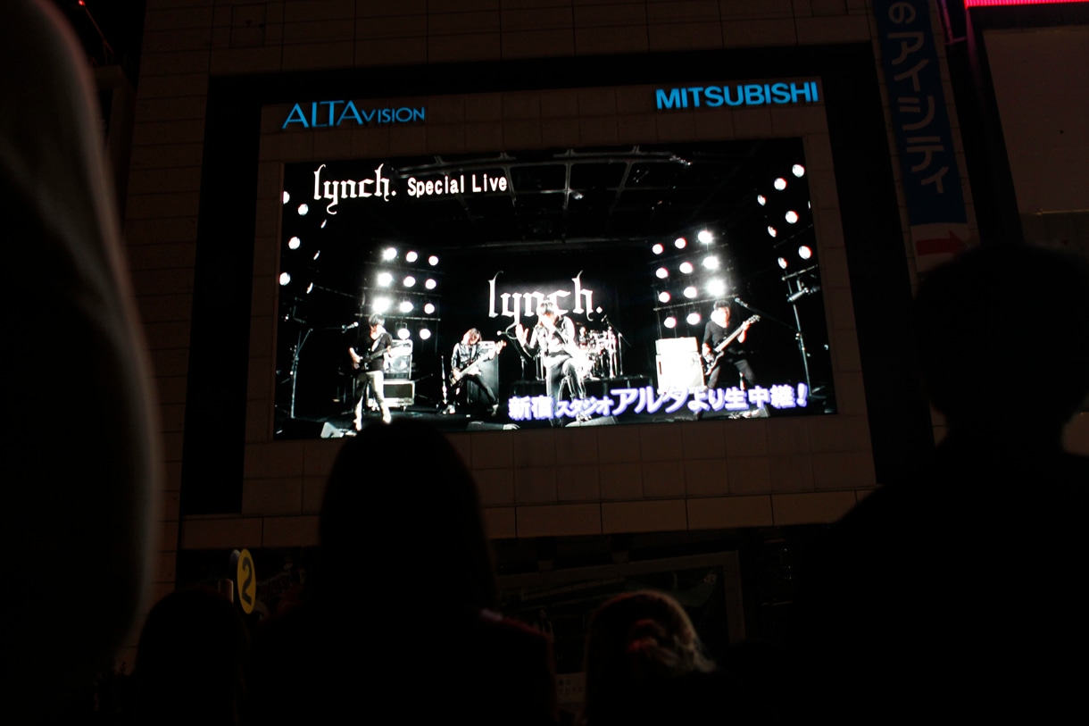 写真は新宿アルタビジョンで生中継されたlynch.シークレットライブの模様。