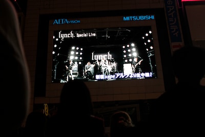 11月9日に東京・新宿アルタビジョンで放映されたシークレットライブの様子。