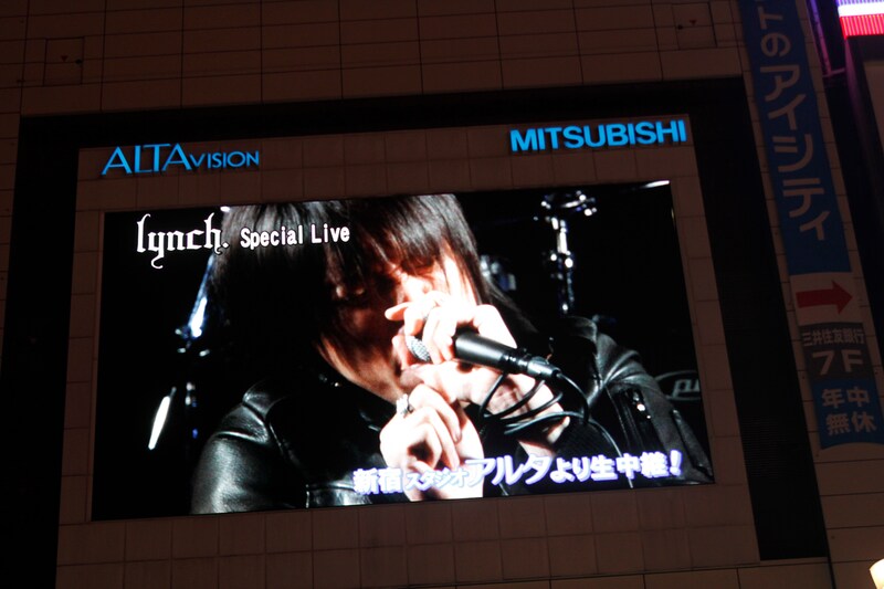 写真は新宿アルタビジョンで生中継されたlynch.シークレットライブの模様。
