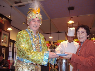 ド派手な衣装とメイクのままファンにカレーをふるまうマツケン。