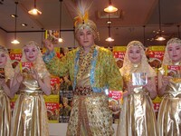 美女に囲まれたマツケン。