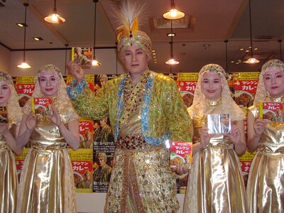 美女に囲まれたマツケン。