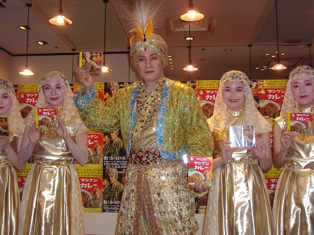 美女に囲まれたマツケン。