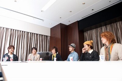 インタビューを受けるソノダバンド。