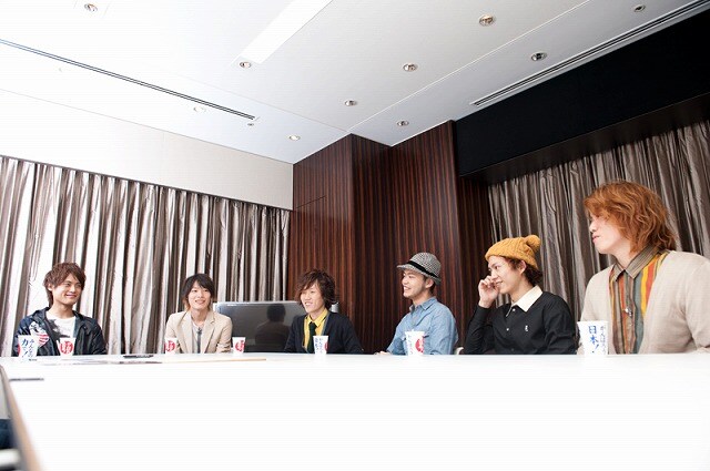 インタビューを受けるソノダバンド。