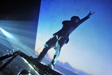 お立ち台の上でオーディエンスを煽る京（Vo）。