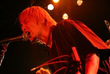 「ギター・マガジン」2011年12月号より、Ken Yokoyama。（Photo：三島タカユキ）