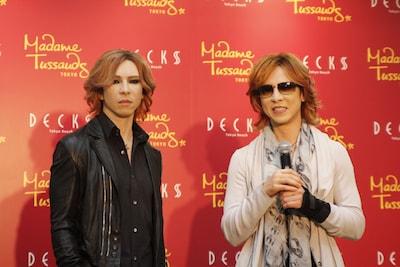表情を変えないフィギュアに対し、YOSHIKIは「無愛想だねえ」。(C)マダム・タッソー