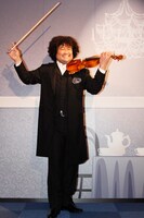 「マダム・タッソー東京」では、ほかの日本人セレブリティのフィギュアも展示中。写真は葉加瀬太郎のフィギュア。(C)マダム・タッソー