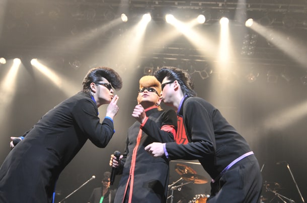 自分たちがthe pillowsファンであることを証明するべく、1997年にリリースされたアルバム「Please Mr. Lostman」のジャケットのモノマネをする氣志團。（撮影：小川舞）