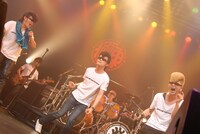 氣志團と山中さわおによる「LITTLE BUSTERS」のセッション。（撮影：小川舞）