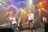 氣志團と山中さわおによる「LITTLE BUSTERS」のセッション。（撮影：小川舞）