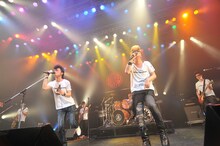 氣志團と山中さわおによる「LITTLE BUSTERS」のセッション。（撮影：小川舞）