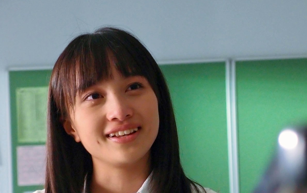 写真は「ももドラ」撮影中のひとコマ。リーダー百田夏菜子は涙を流す迫真の演技に挑戦した。