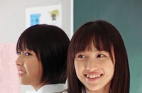玉井詩織（左）と百田夏菜子（右）。