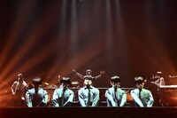 ライブのハイライトシーンとなった山口一郎人形登場シーン。（撮影：石阪大輔＜Hatos＞）