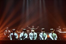 ライブのハイライトシーンとなった山口一郎人形登場シーン。（撮影：石阪大輔＜Hatos＞）