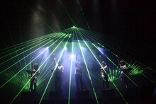 「DocumentaRy」を奏でるサカナクション。ステージに5人が並ぶと大きな歓声が起こった。（撮影：石阪大輔＜Hatos＞）