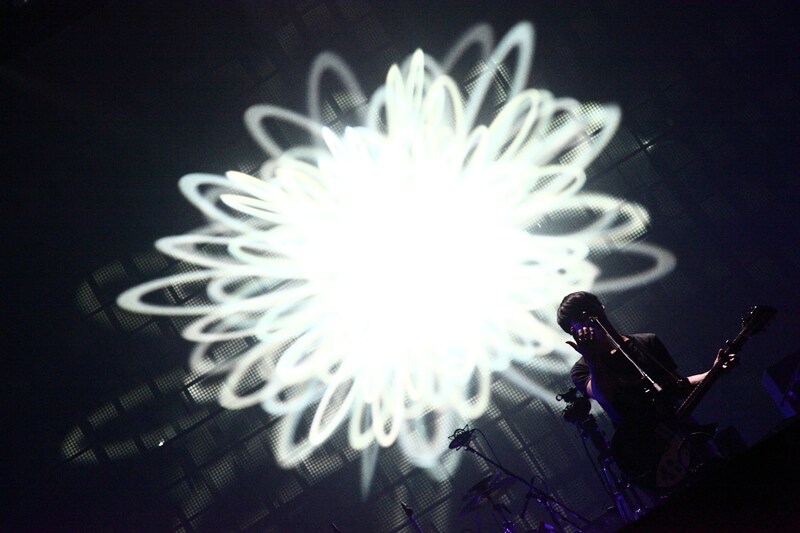 「目が明く藍色」を演奏中の様子。（撮影：石阪大輔＜Hatos＞）