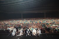 ライブ終了後、2万人の観客とともに記念撮影も実施。（撮影：石阪大輔＜Hatos＞）